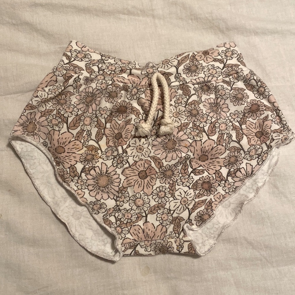 Ruffle baby girls shorts, 3-6M